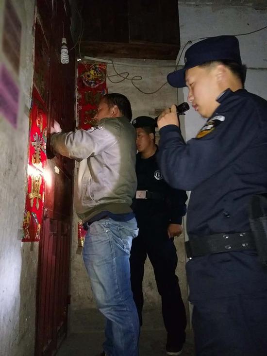 黄南粗心妈妈误将幼女锁家中 民警全城寻开锁师傅开门